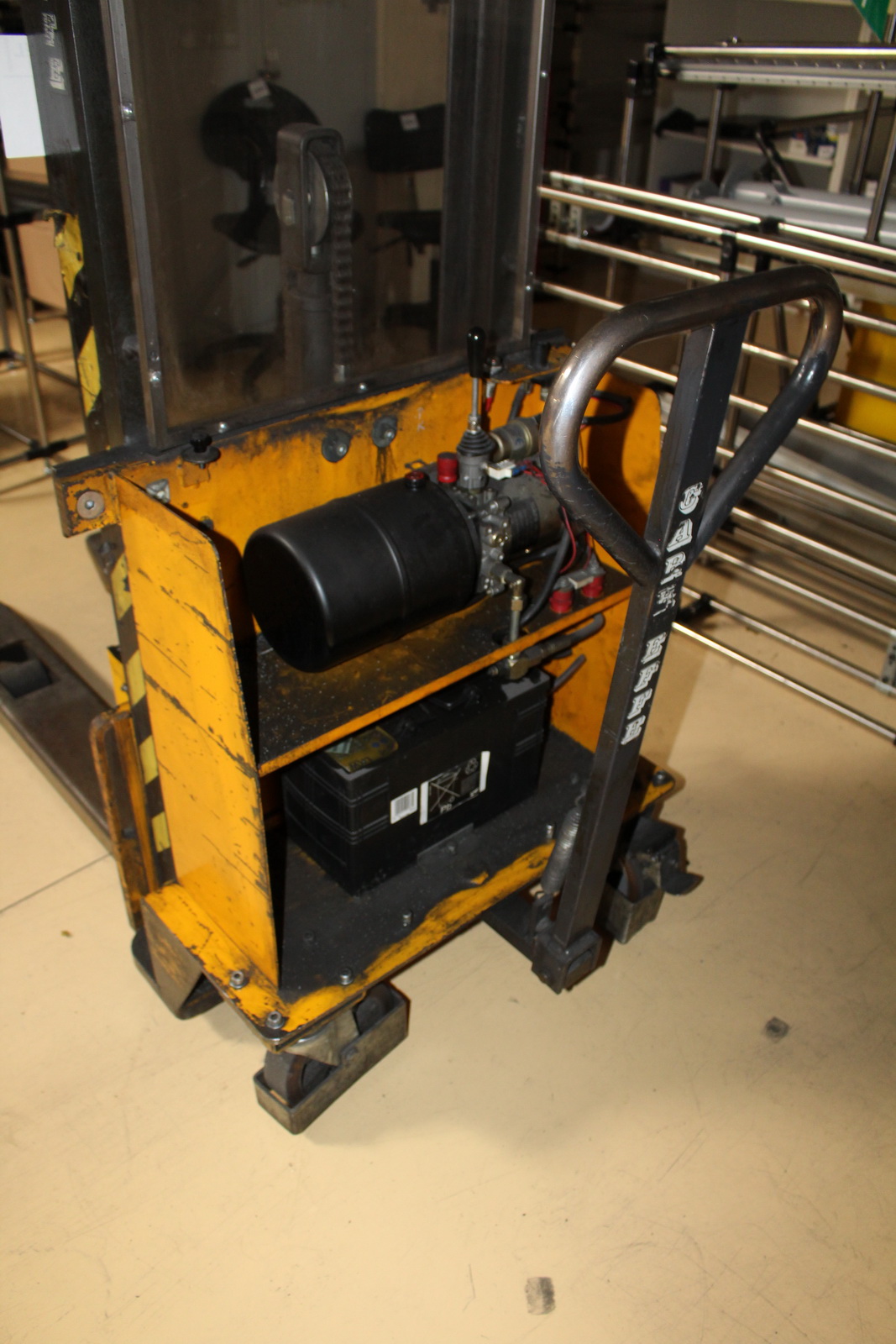 Gyalogkíséretű targonca 10