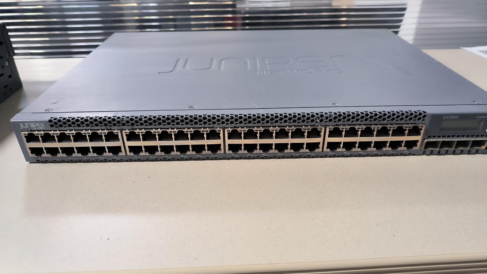 Juniper 3300 48T switch 3