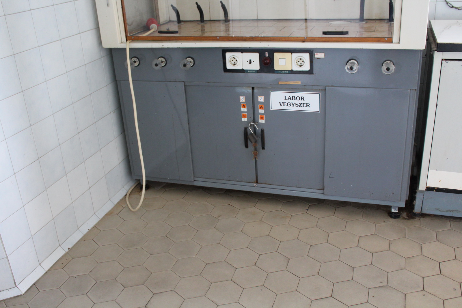 Vegyi fülke 3