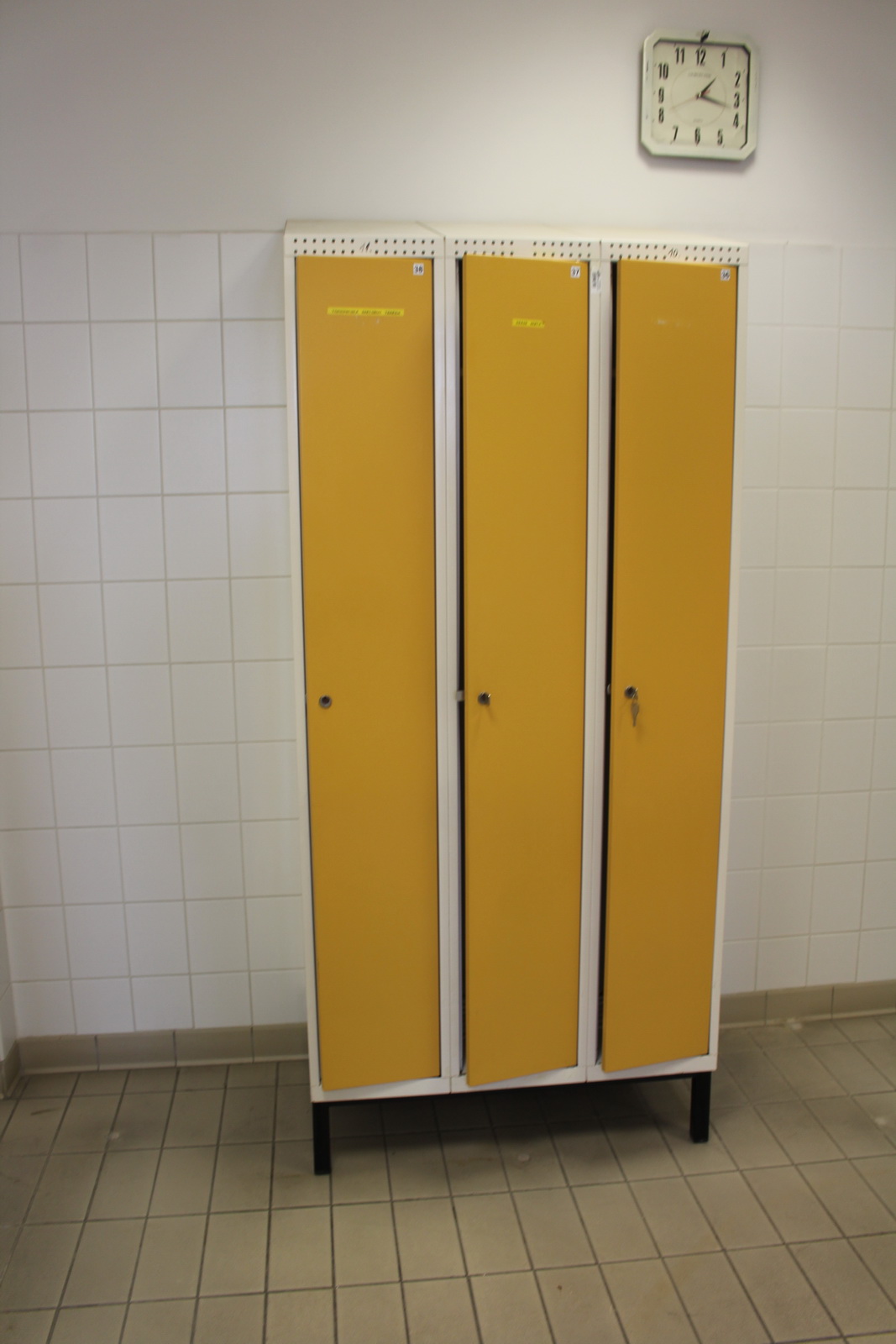 Öltözőszekrény (3 ajtós)