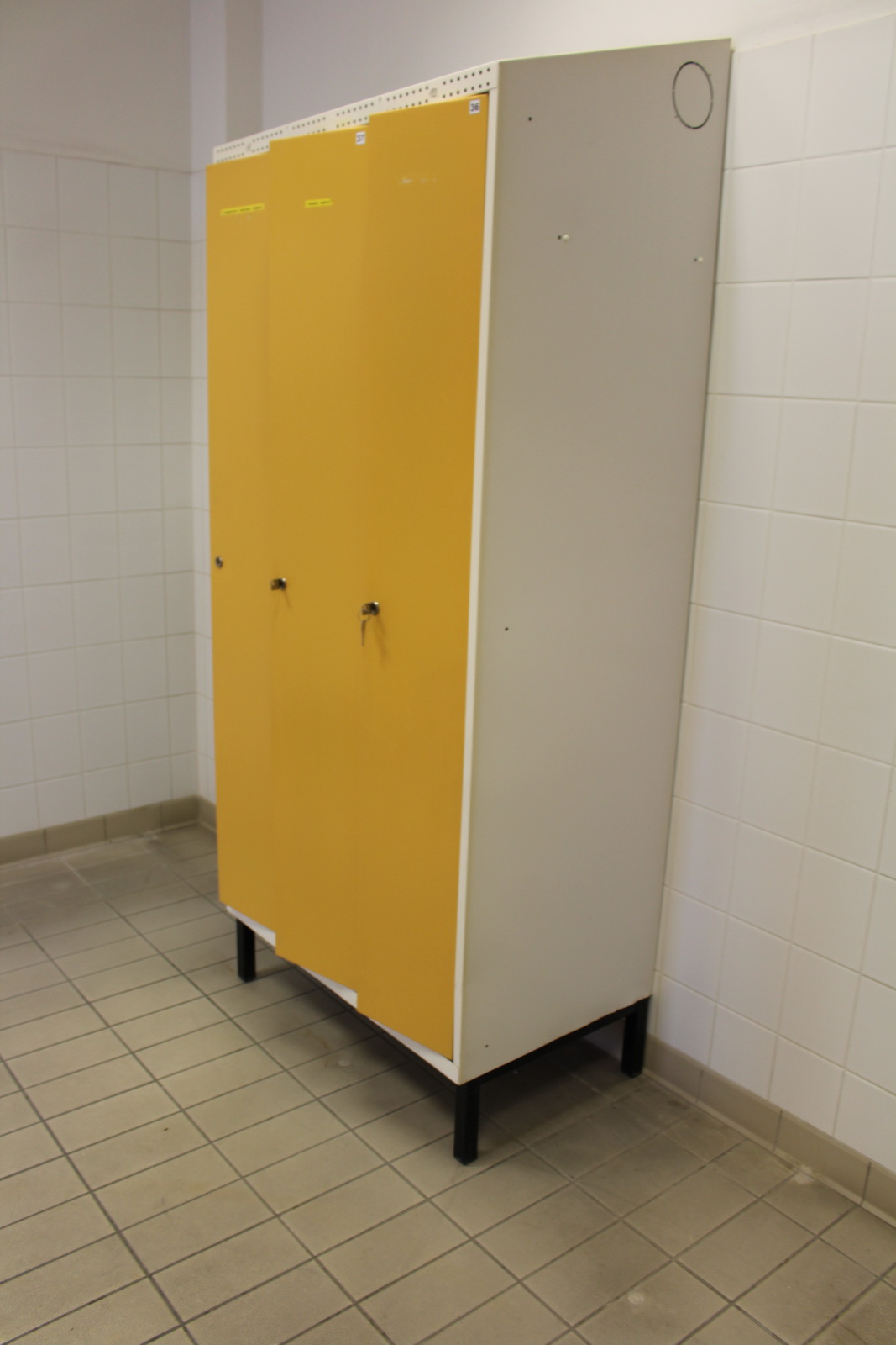 Öltözőszekrény (3 ajtós) 3