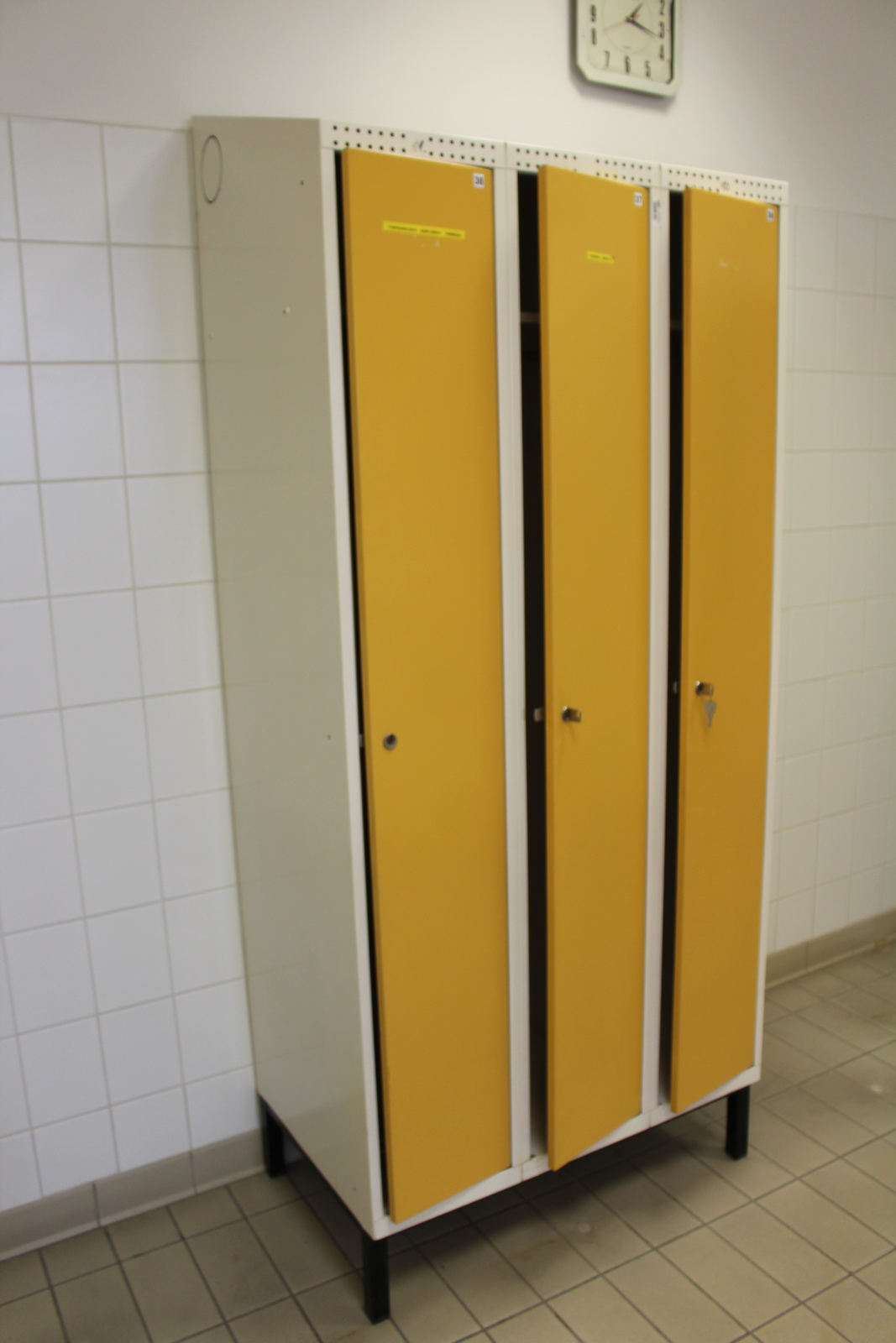 Öltözőszekrény (3 ajtós) 2