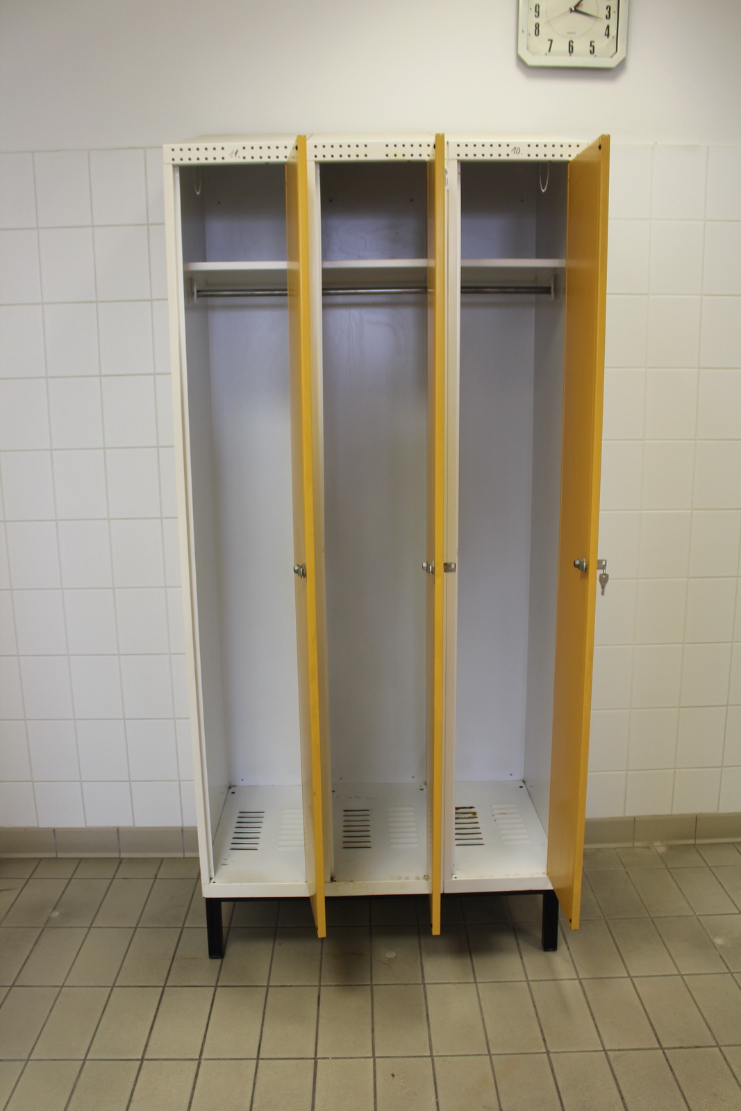 Öltözőszekrény (3 ajtós) 4