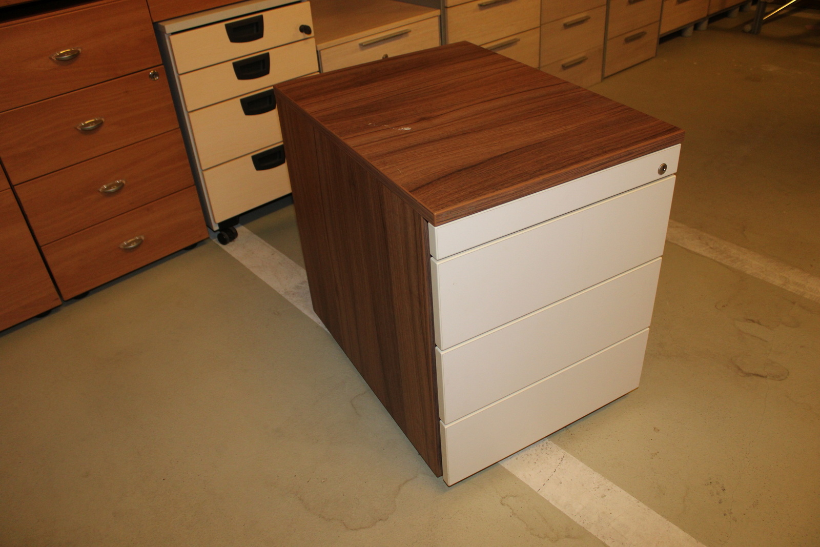 Container(brown/white)