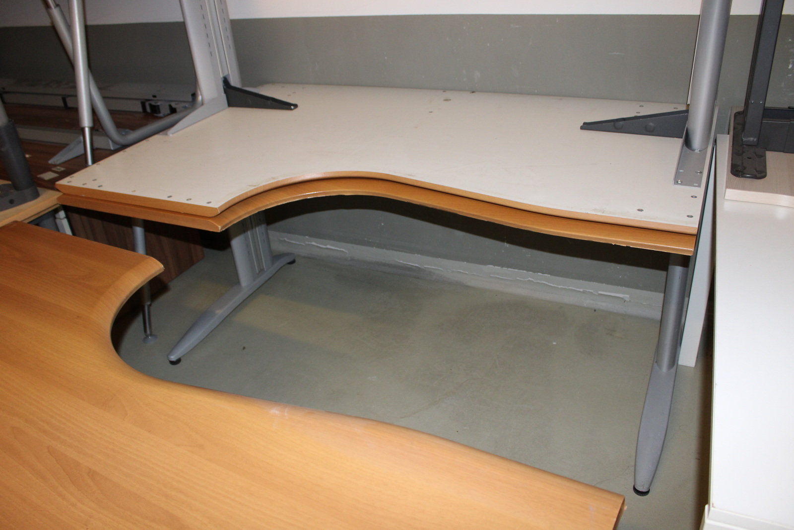 Desk (L-shaped) 4