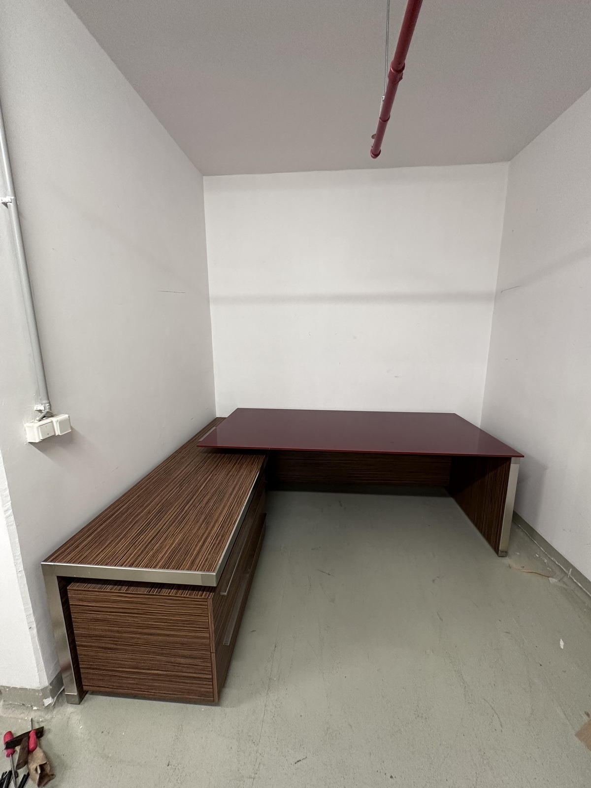 Executive desk (dark brown)