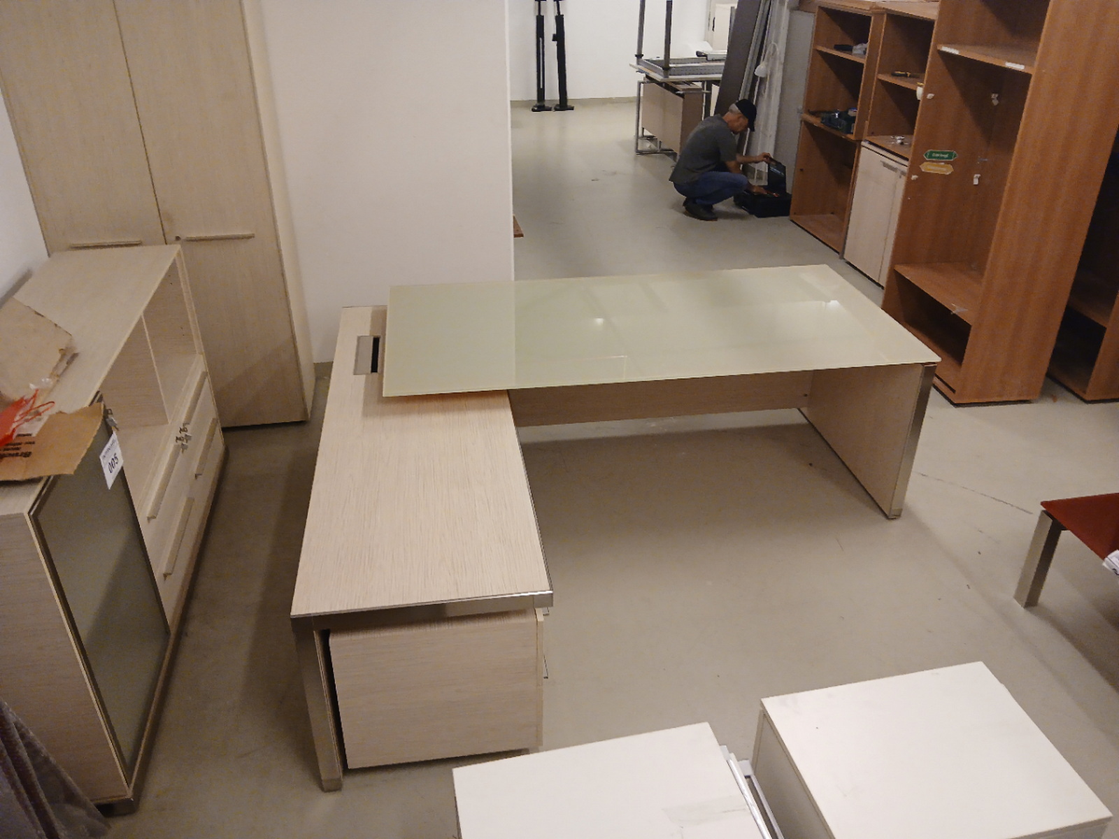 Executive desk (beige) 3