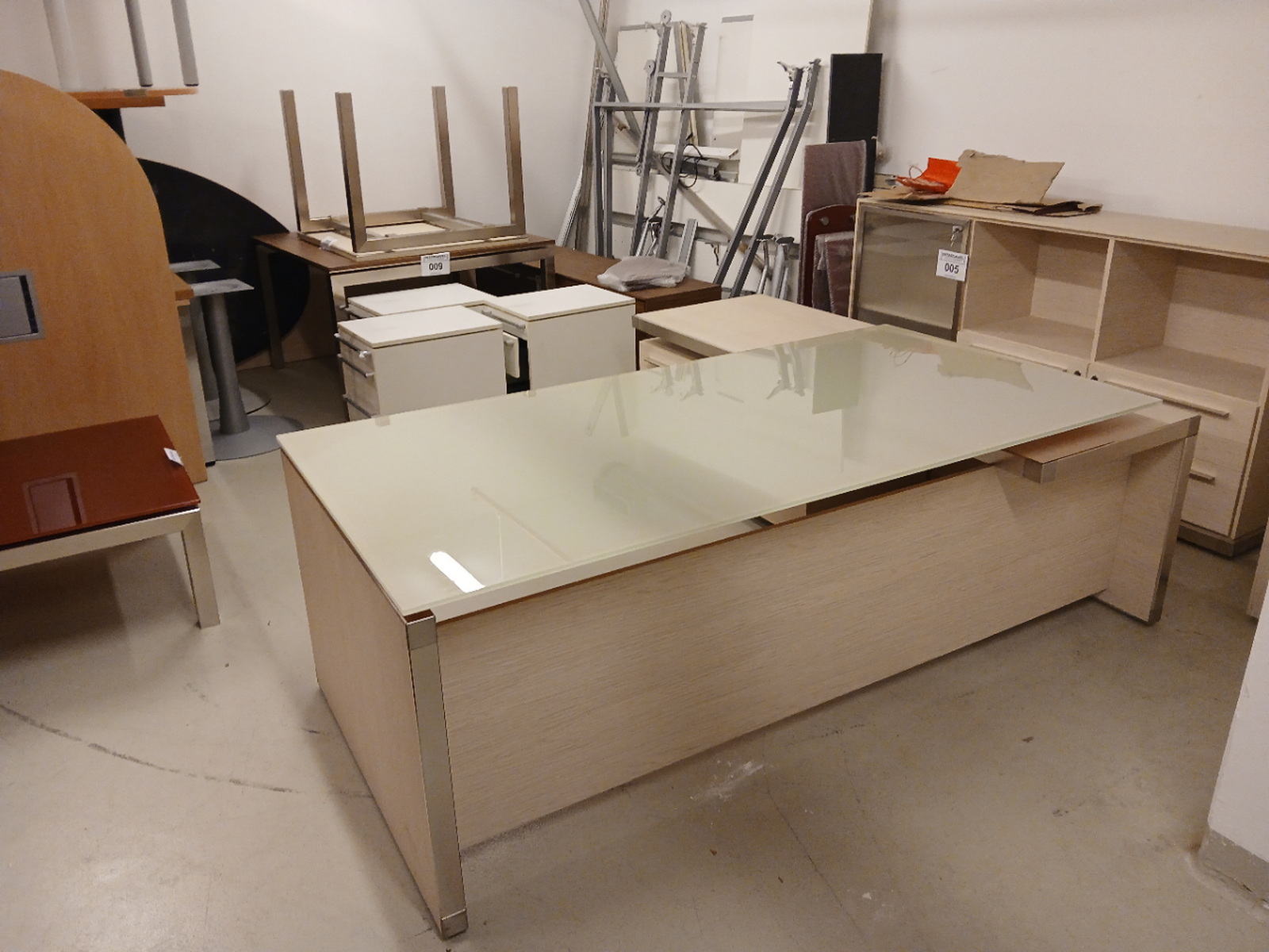 Executive desk (beige)