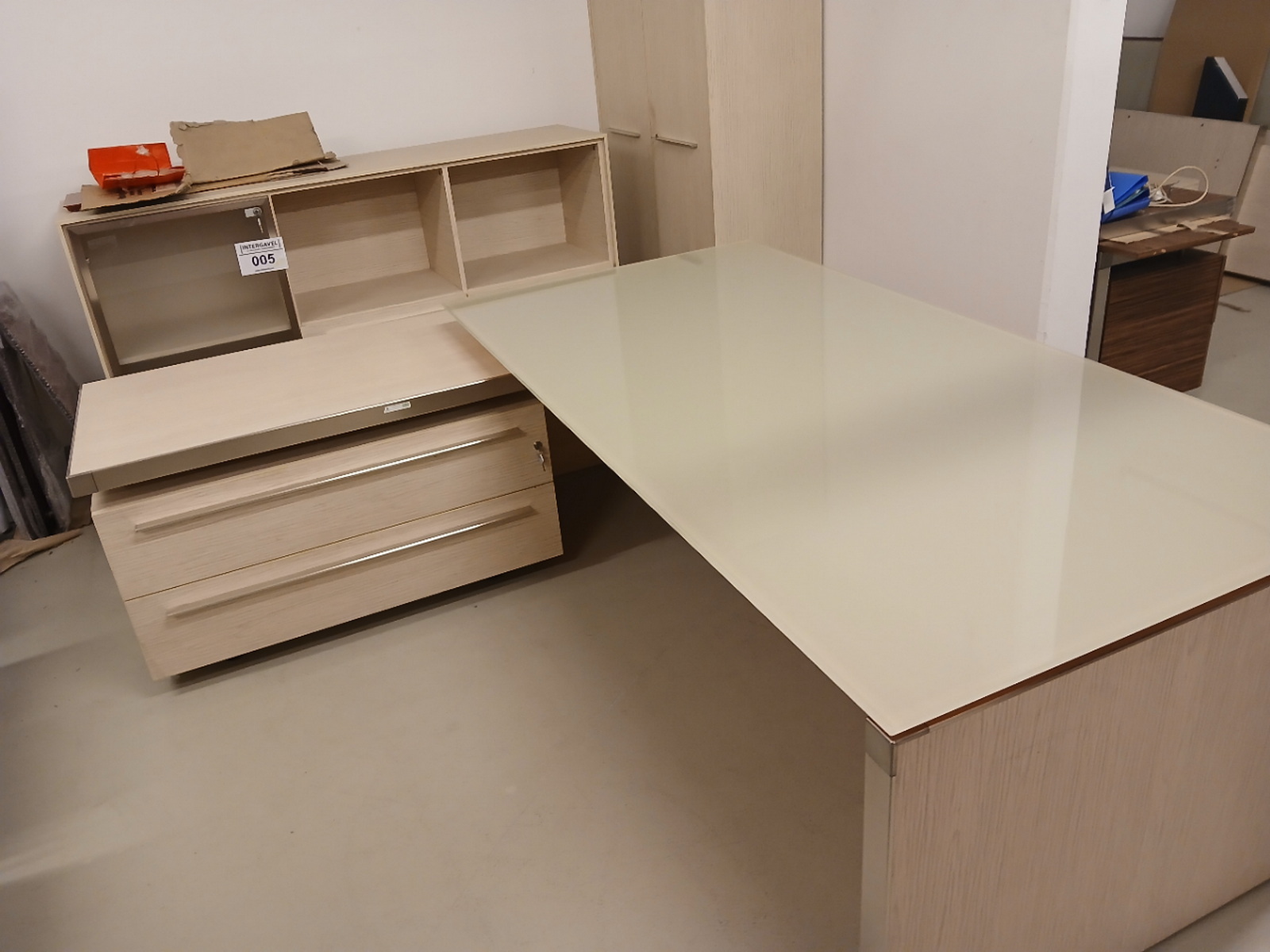 Executive desk (beige) 2