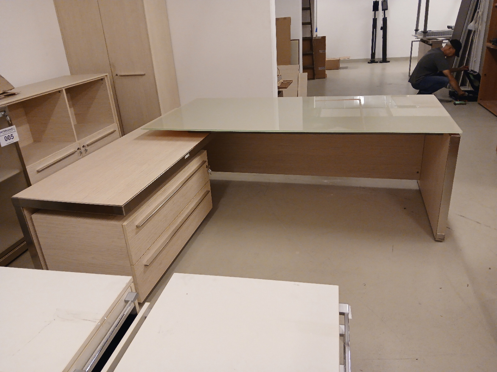 Executive desk (beige) 4