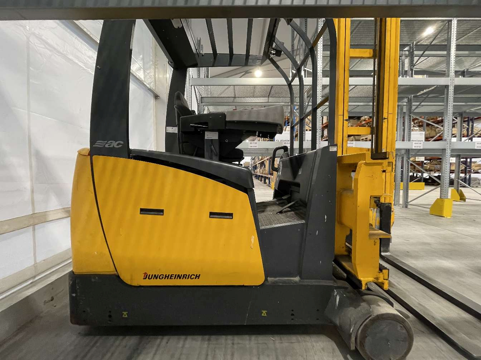 Elforgatható tornyú Jungheirich targonca 17