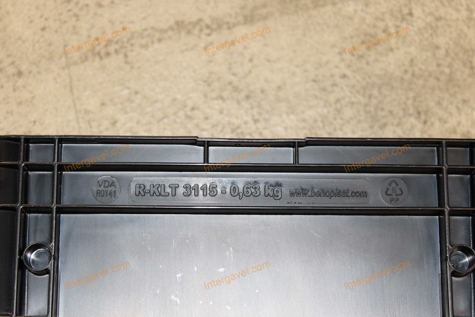 Műanyag láda - 300x200-147 2