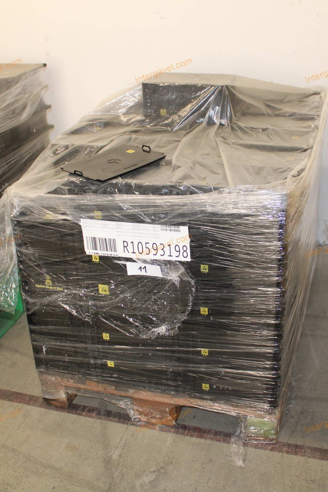 Műanyag láda - 300x200-147 3