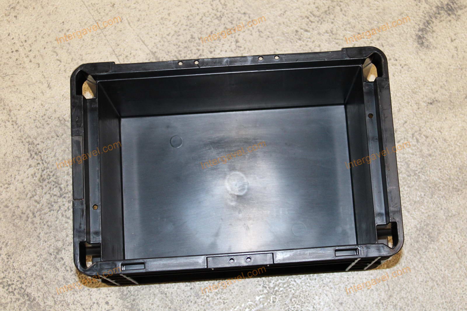 Műanyag láda - 300x200-147 4