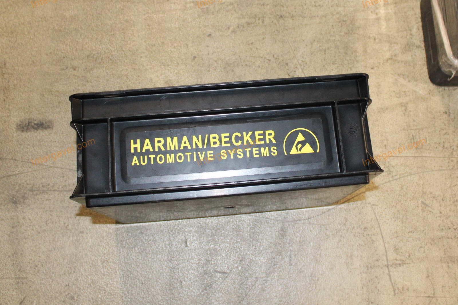 Műanyag láda - 400x300-145 6