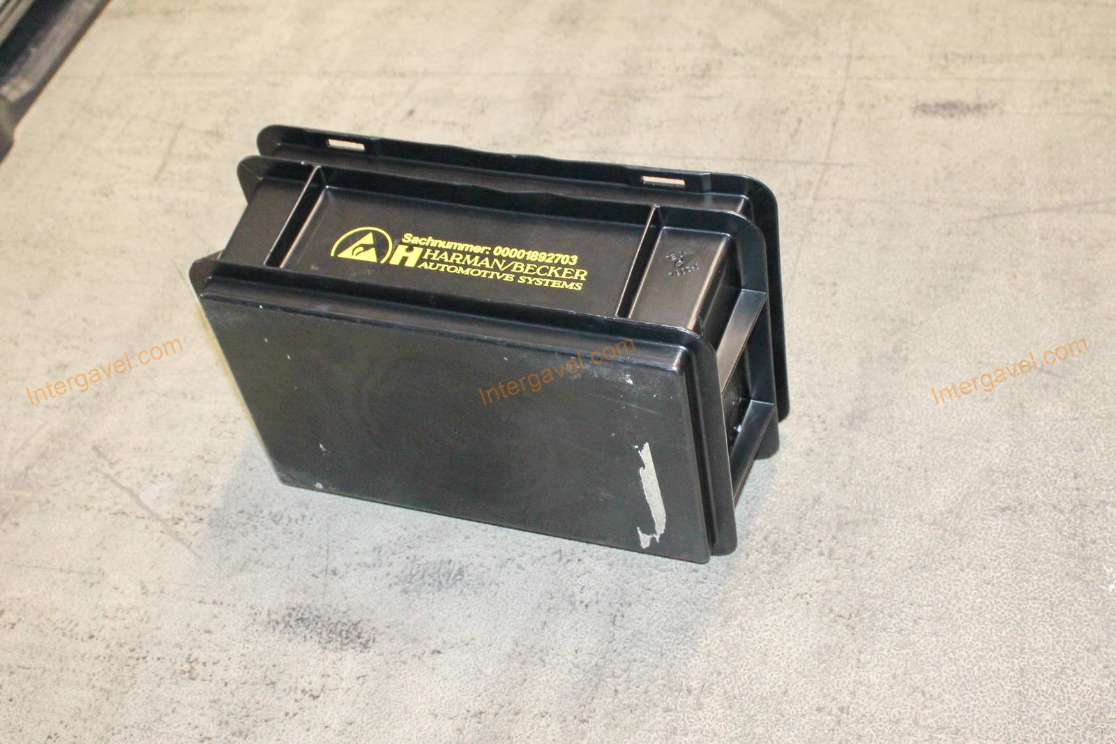 Műanyag láda - 300x200-117 4