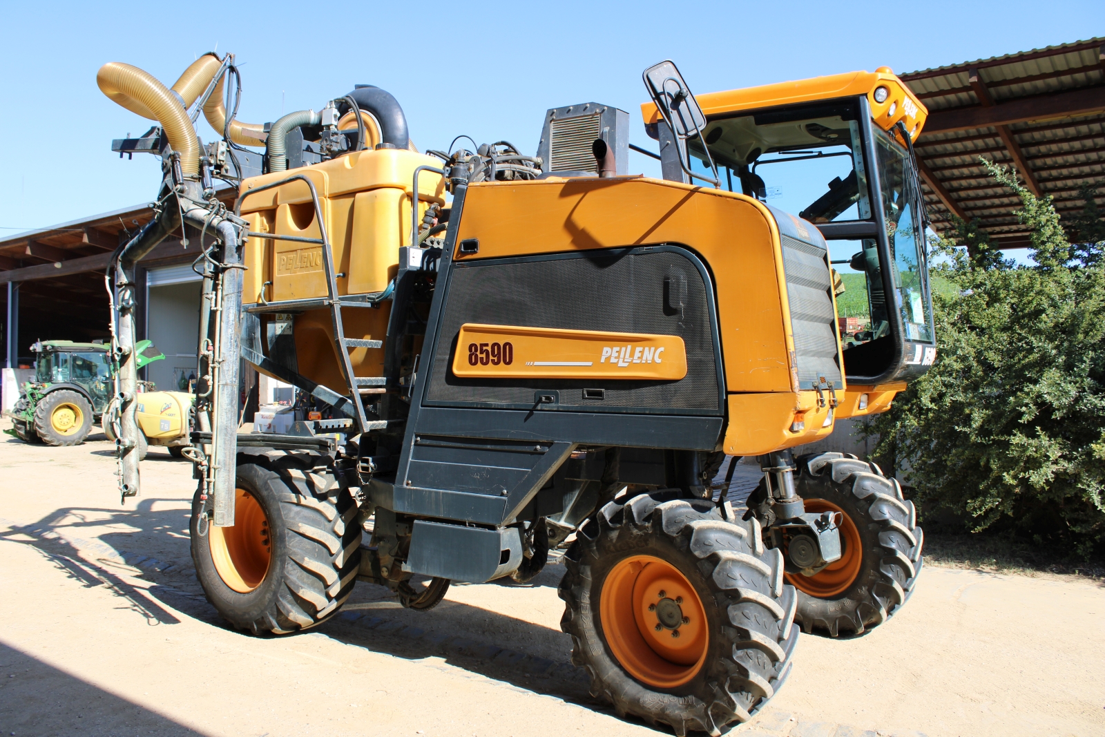 Pellenc 8590 szüretelő kombájn, szüretelő és permetező adapterrel 2