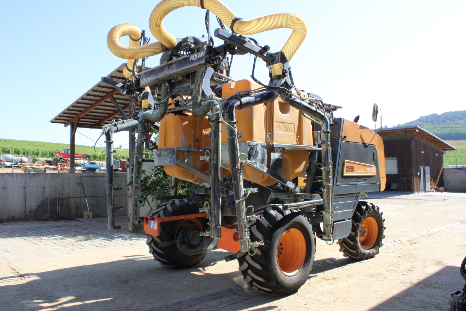 Pellenc 8590 szüretelő kombájn, szüretelő és permetező adapterrel 3