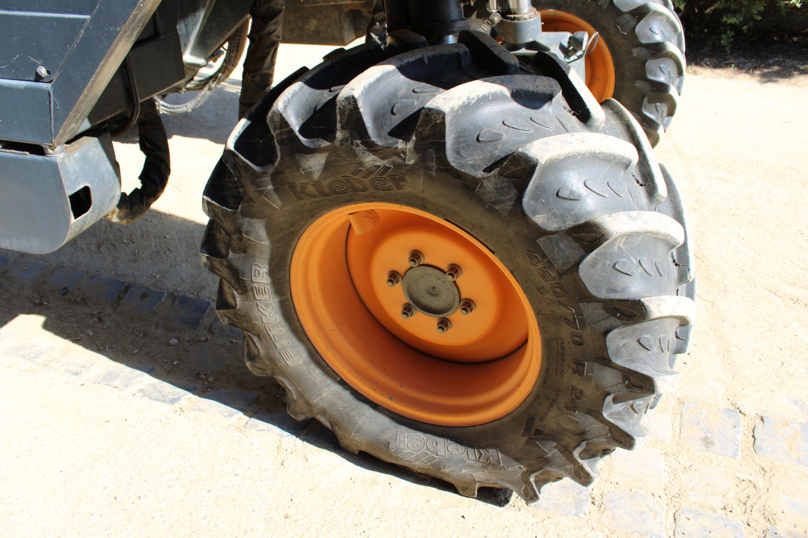 Pellenc 8590 szüretelő kombájn, szüretelő és permetező adapterrel 4