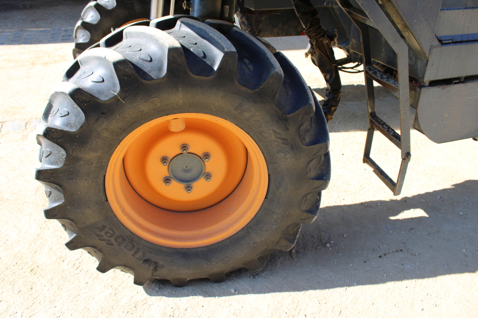 Pellenc 8590 szüretelő kombájn, szüretelő és permetező adapterrel 7