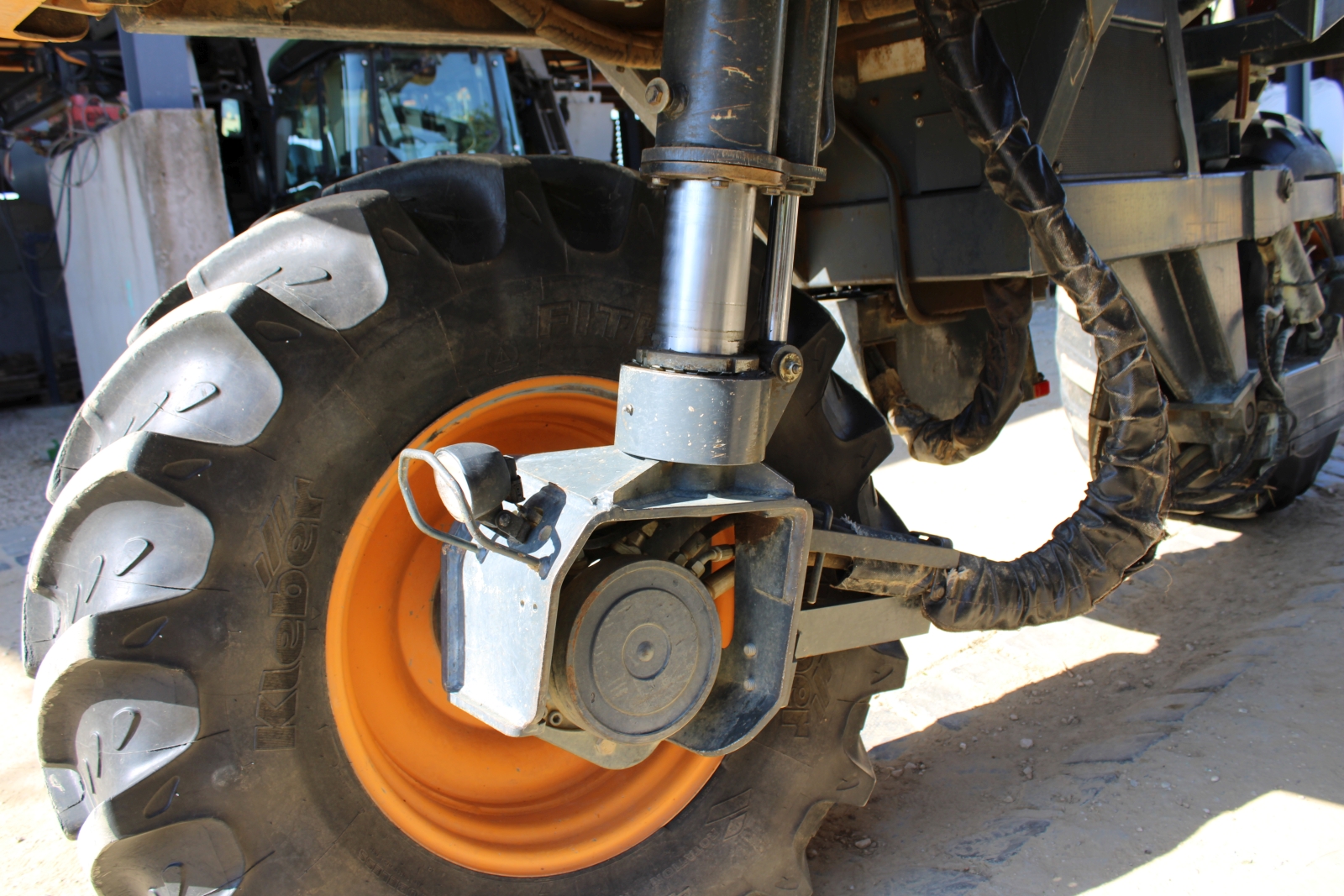 Pellenc 8590 szüretelő kombájn, szüretelő és permetező adapterrel 8