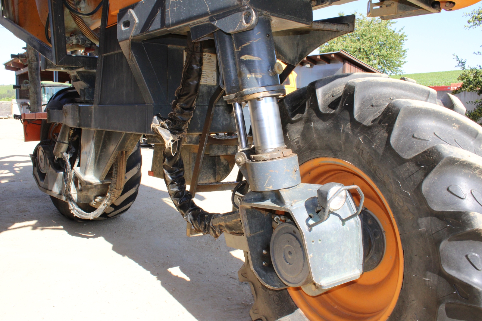 Pellenc 8590 szüretelő kombájn, szüretelő és permetező adapterrel 9