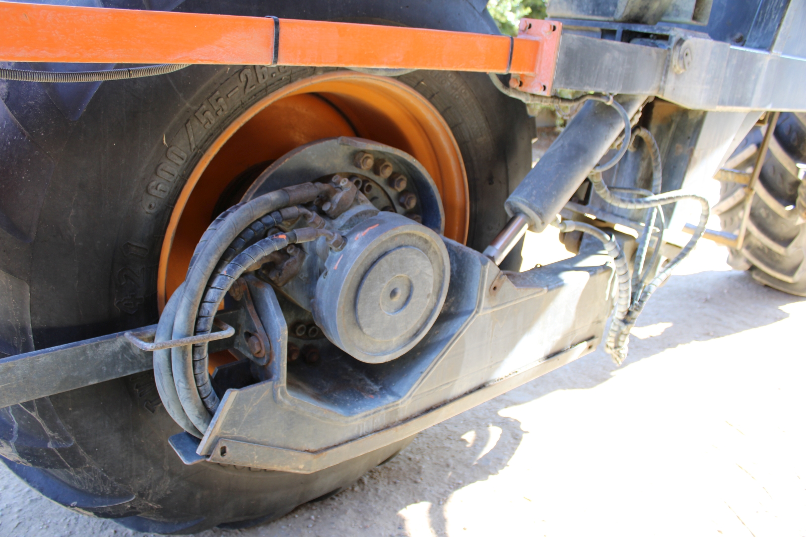 Pellenc 8590 szüretelő kombájn, szüretelő és permetező adapterrel 12