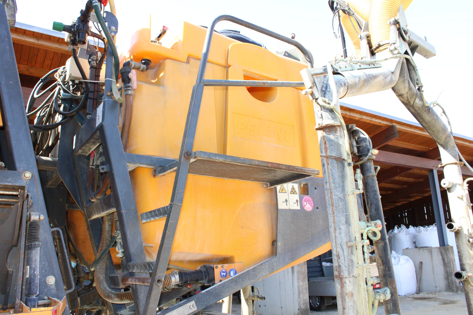 Pellenc 8590 szüretelő kombájn, szüretelő és permetező adapterrel 18