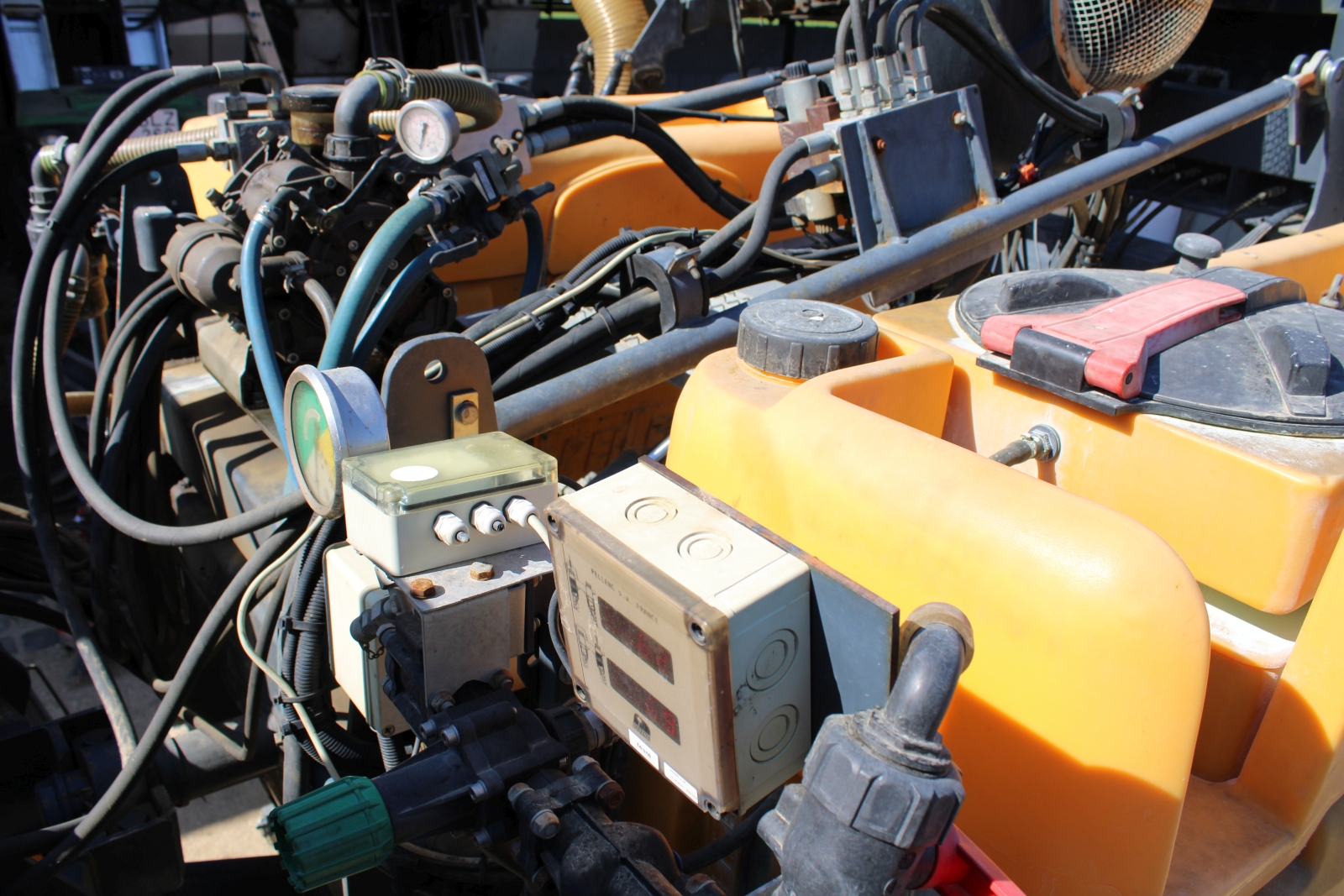 Pellenc 8590 szüretelő kombájn, szüretelő és permetező adapterrel 20