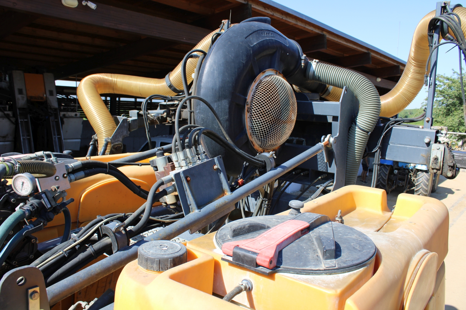 Pellenc 8590 szüretelő kombájn, szüretelő és permetező adapterrel 21