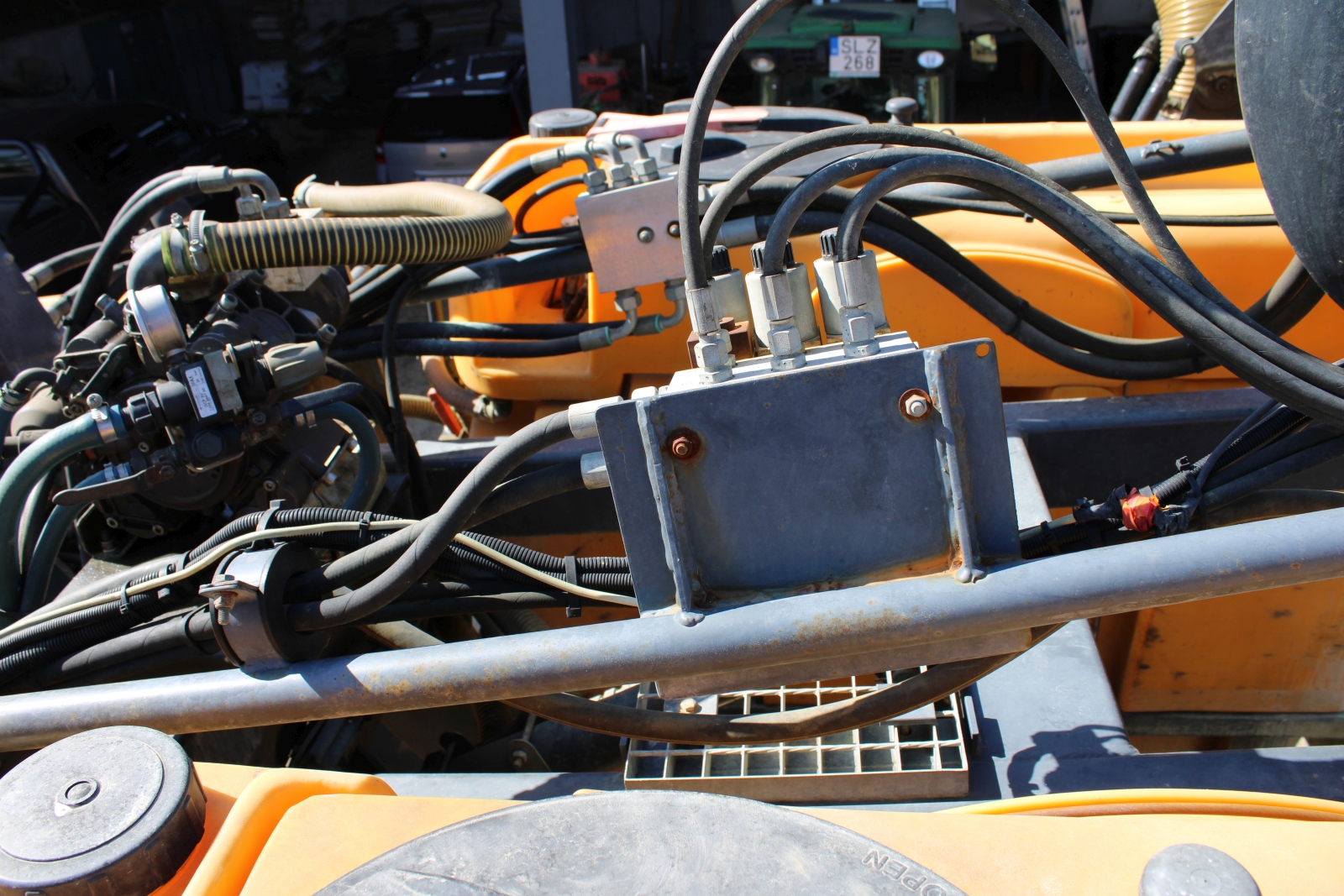 Pellenc 8590 szüretelő kombájn, szüretelő és permetező adapterrel 22