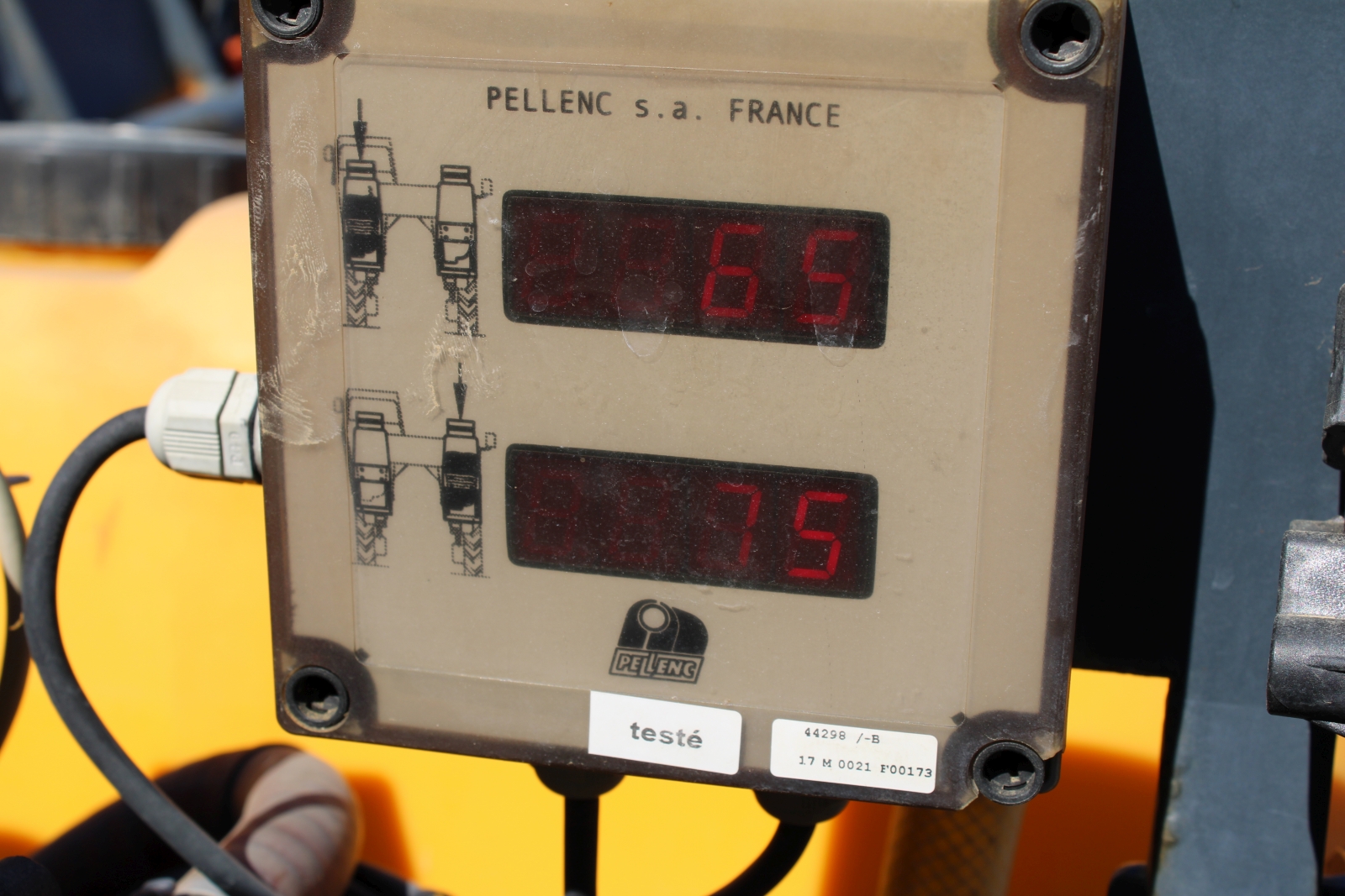 Pellenc 8590 szüretelő kombájn, szüretelő és permetező adapterrel 23