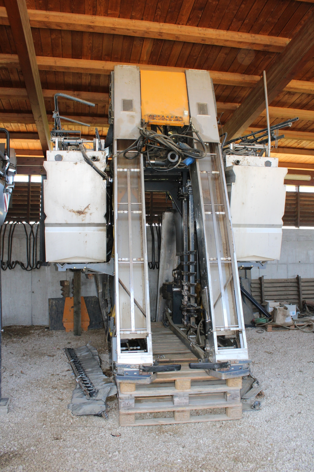 Pellenc 8590 szüretelő kombájn, szüretelő és permetező adapterrel 27