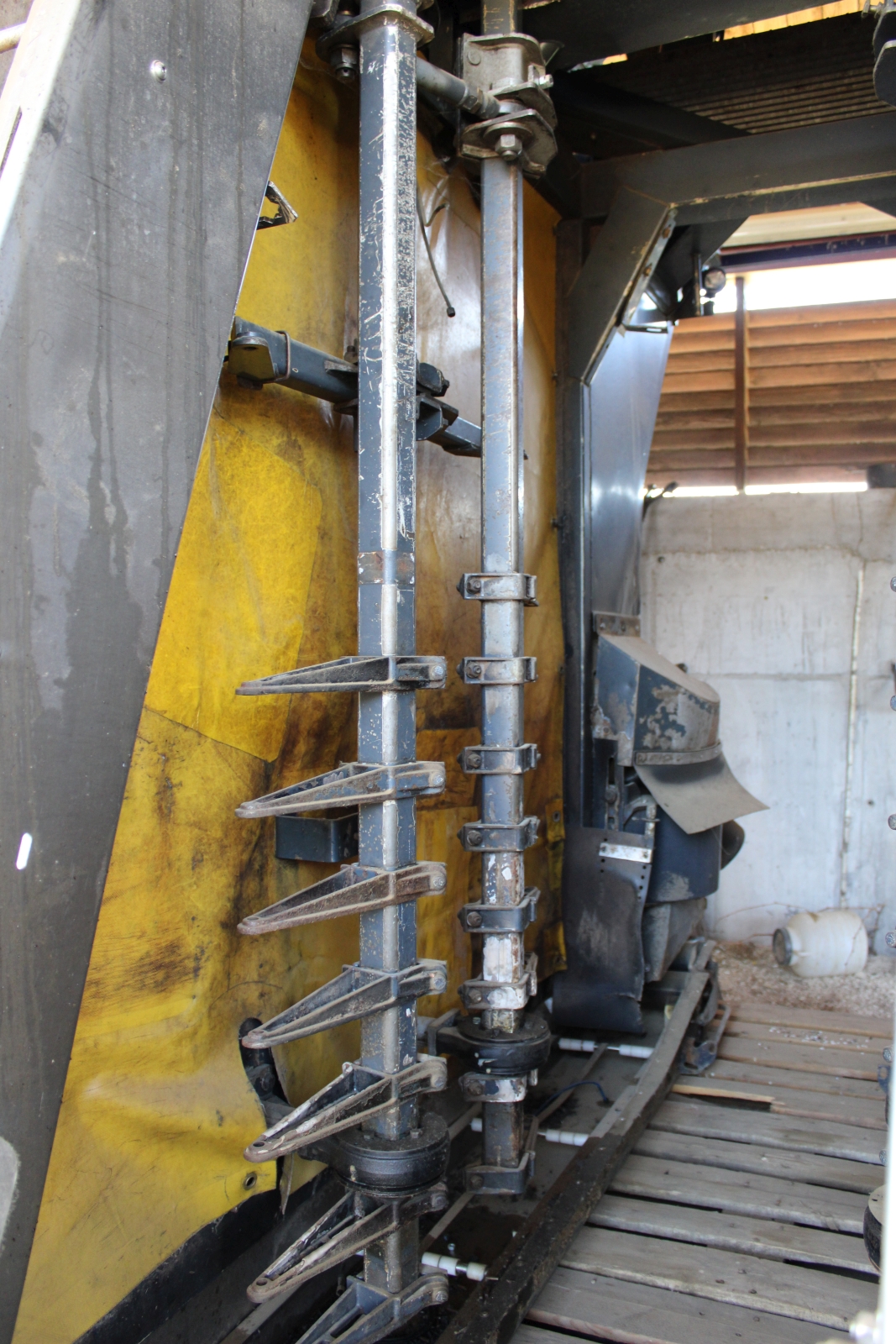 Pellenc 8590 szüretelő kombájn, szüretelő és permetező adapterrel 28