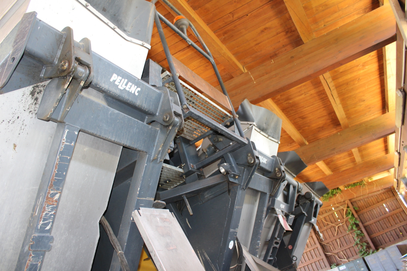 Pellenc 8590 szüretelő kombájn, szüretelő és permetező adapterrel 30