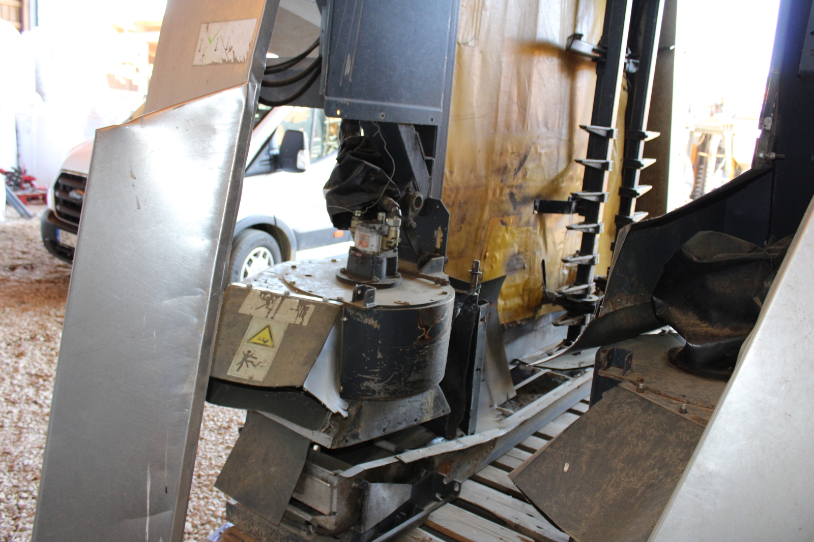 Pellenc 8590 szüretelő kombájn, szüretelő és permetező adapterrel 31