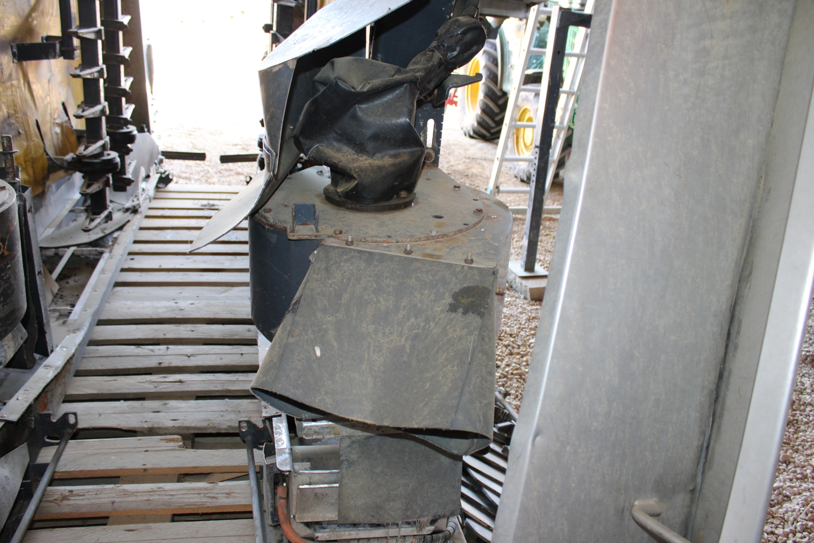 Pellenc 8590 szüretelő kombájn, szüretelő és permetező adapterrel 32