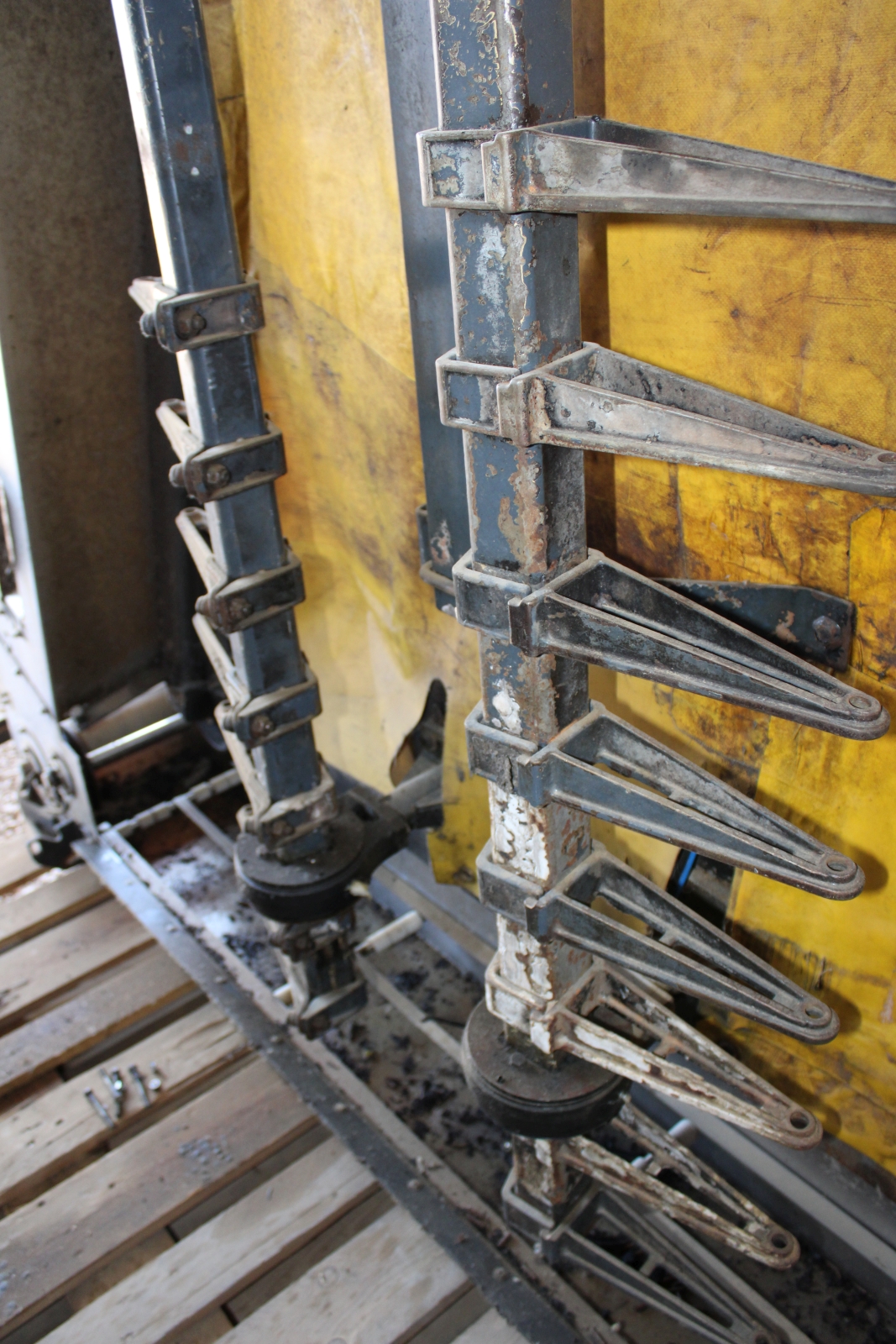 Pellenc 8590 szüretelő kombájn, szüretelő és permetező adapterrel 35