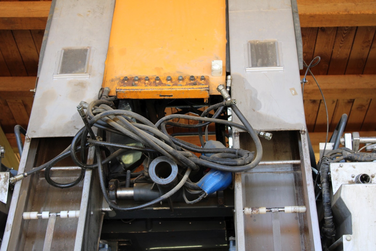 Pellenc 8590 szüretelő kombájn, szüretelő és permetező adapterrel 36