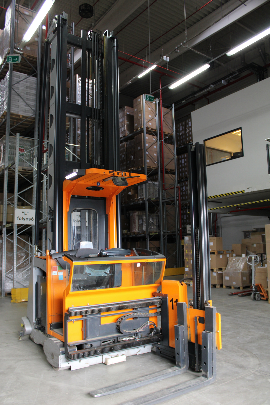 Keskenyfolyosós targonca 8