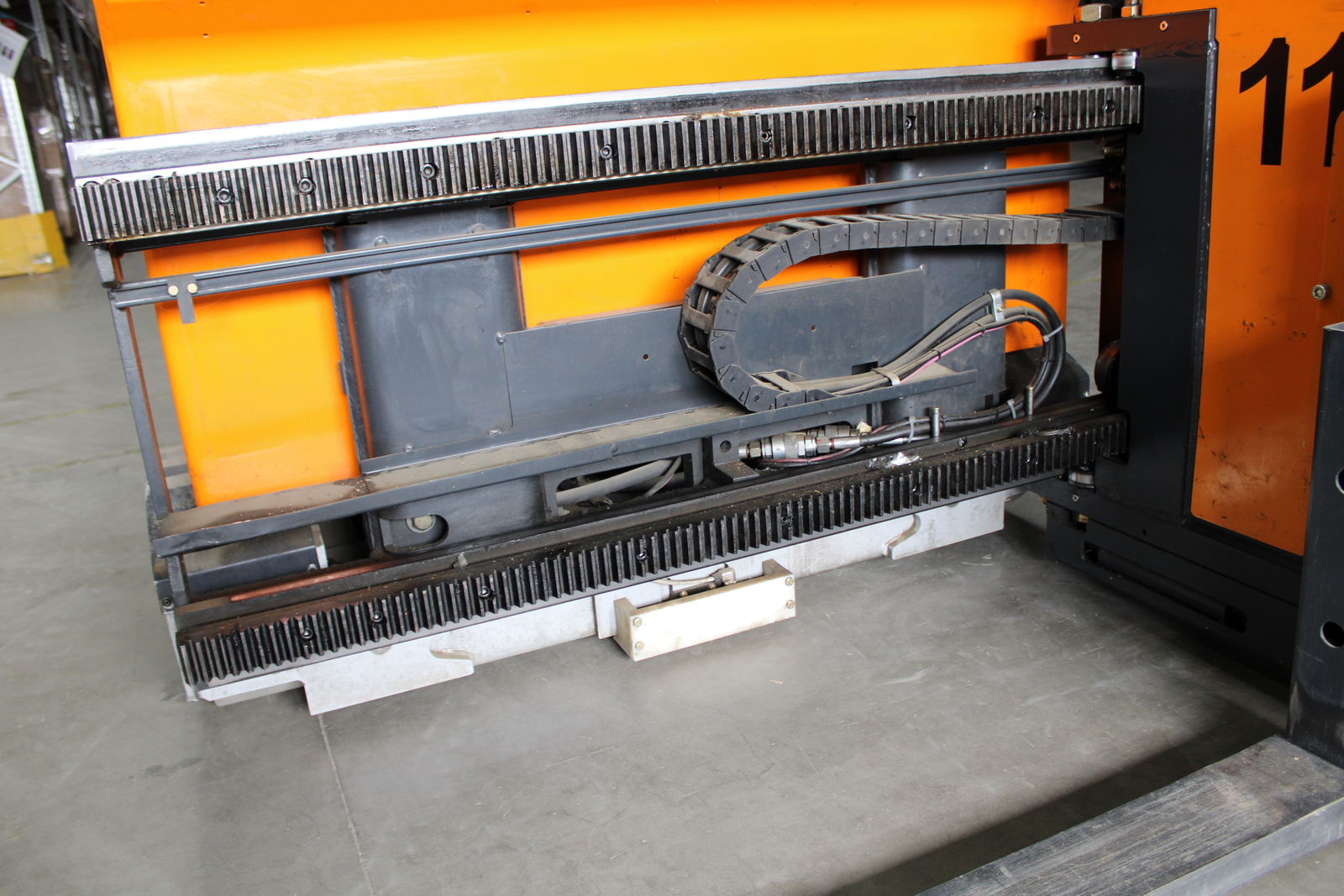 Keskenyfolyosós targonca 9