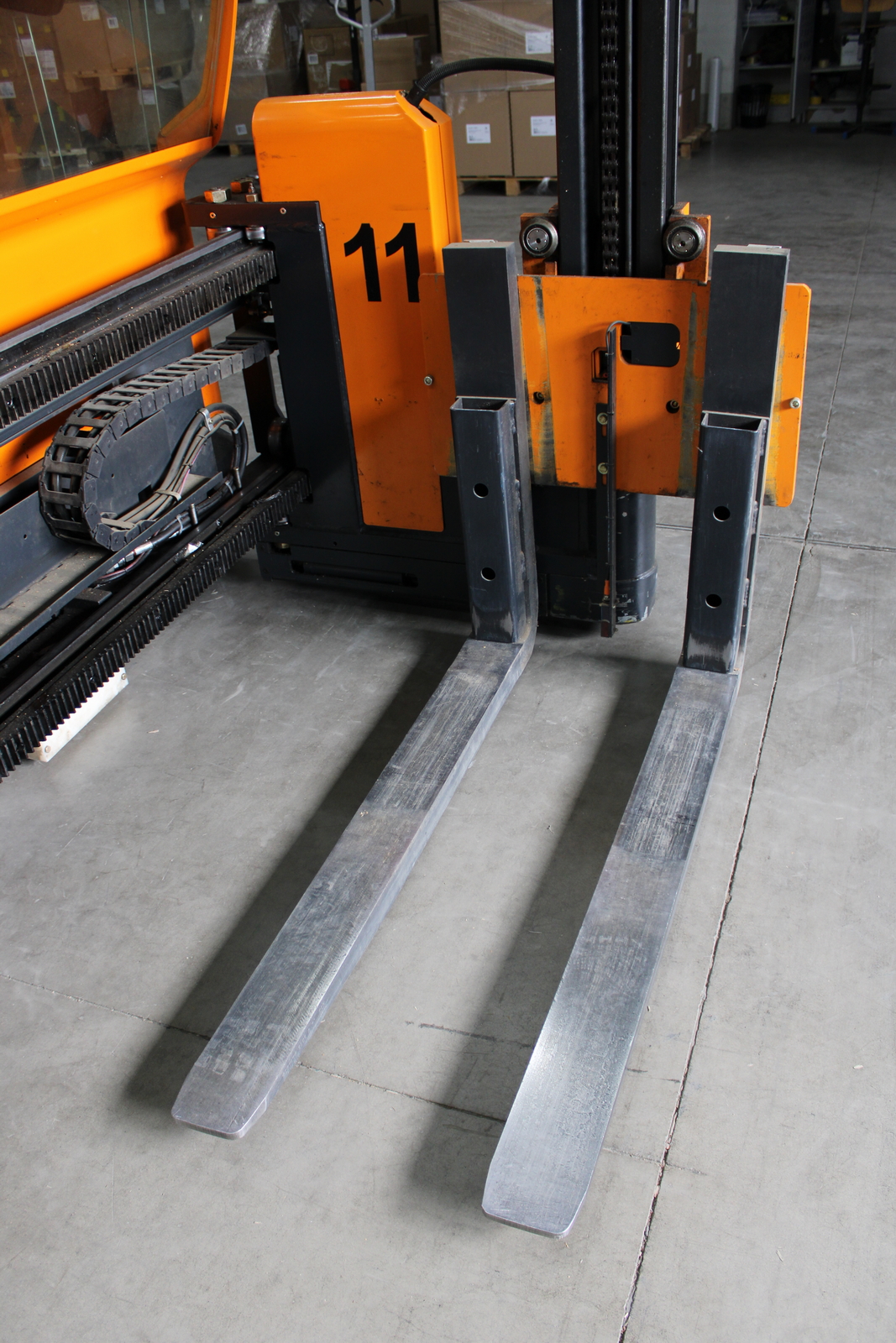 Keskenyfolyosós targonca 10