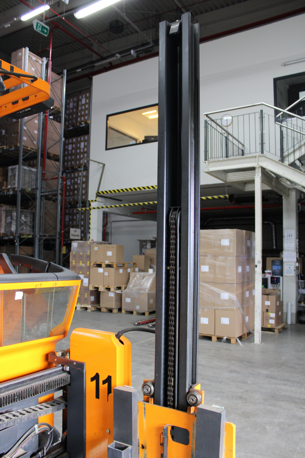 Keskenyfolyosós targonca 11