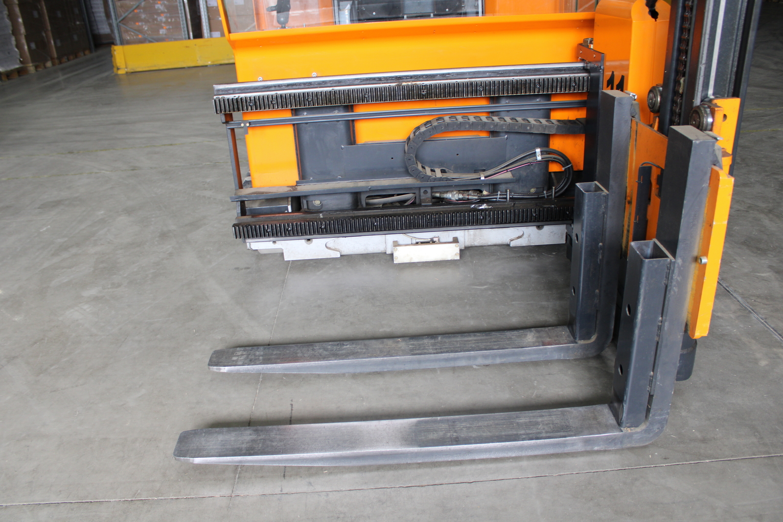 Keskenyfolyosós targonca 12