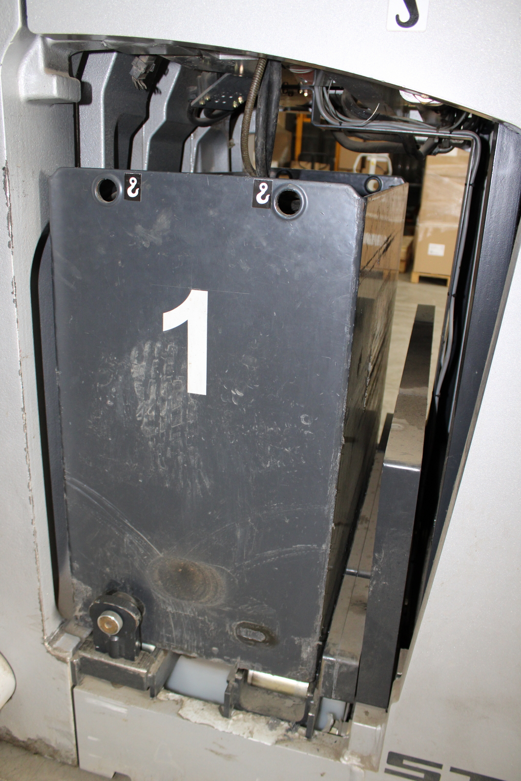 Keskenyfolyosós targonca 13