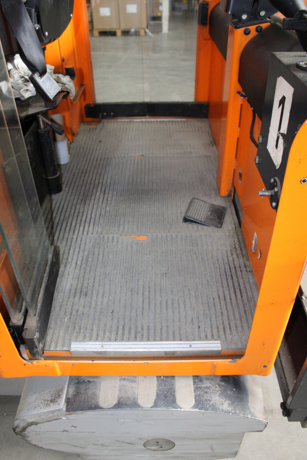 Keskenyfolyosós targonca 16