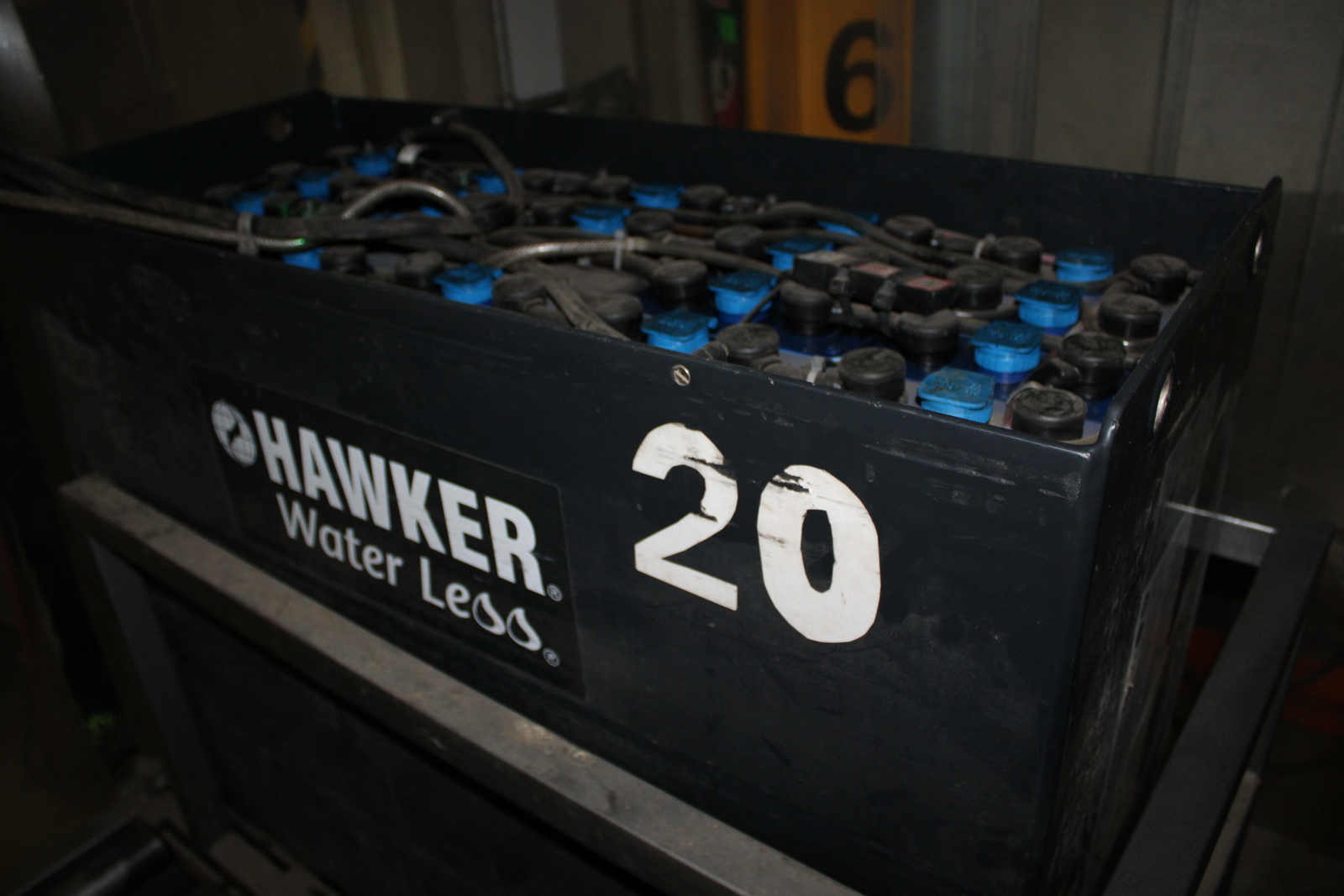 Keskenyfolyosós targonca 20