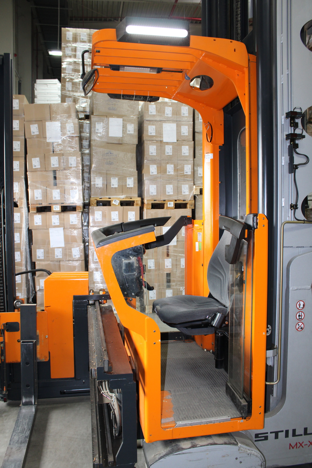 Keskenyfolyosós targonca 4