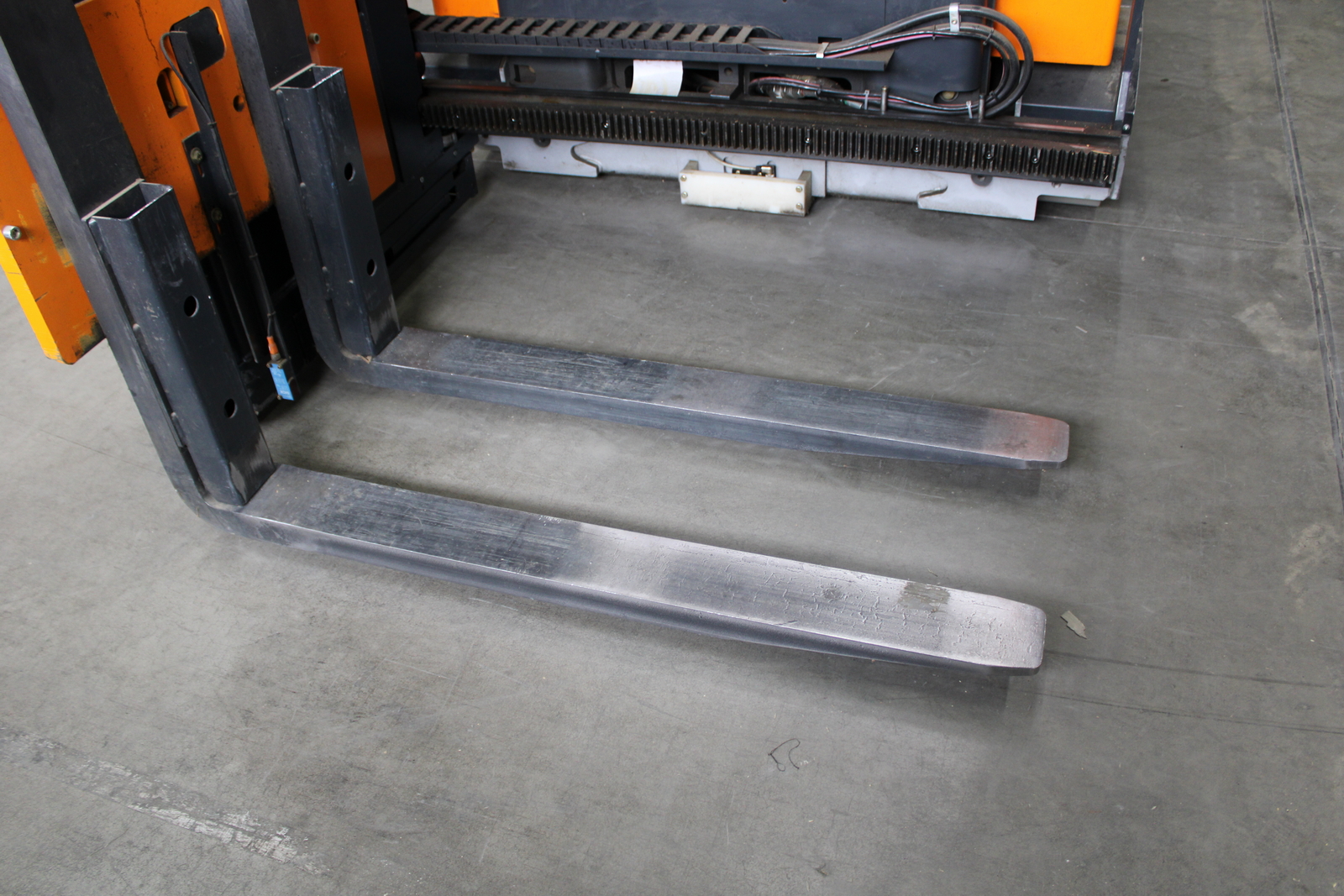 Keskenyfolyosós targonca 11