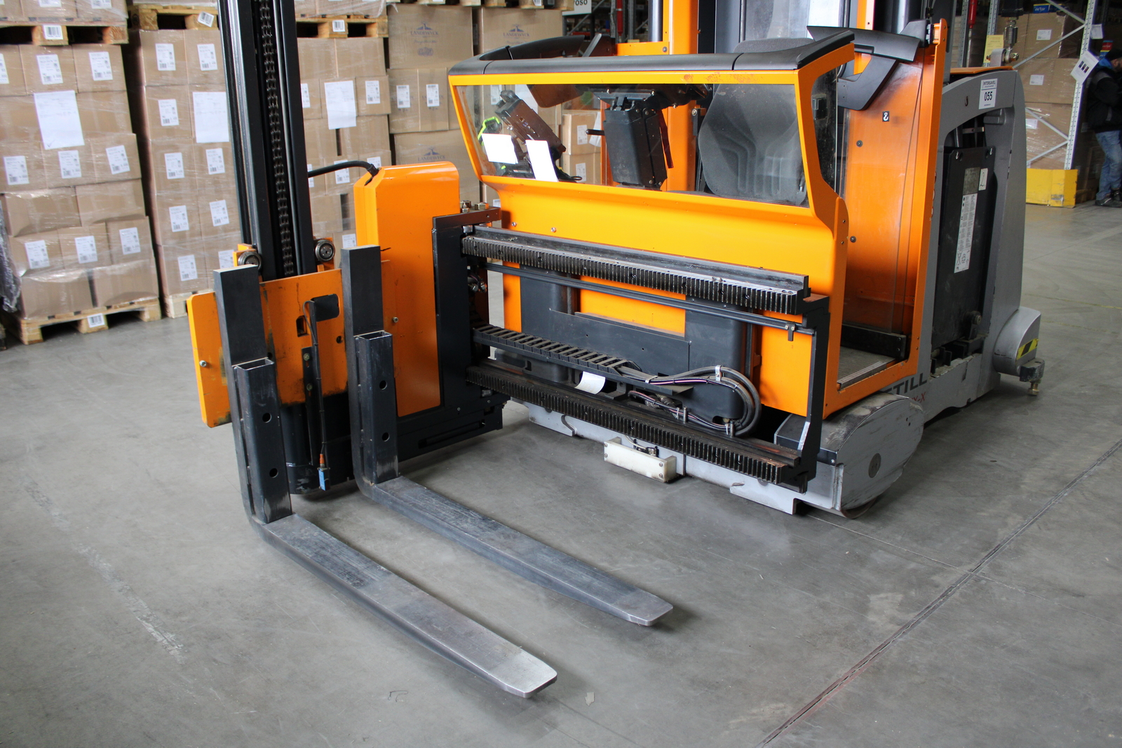 Keskenyfolyosós targonca 12